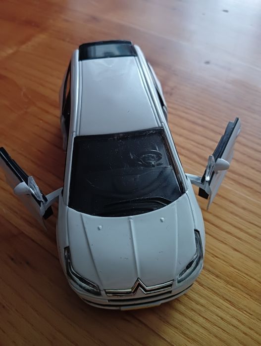 Samochodzik Citroen C4.