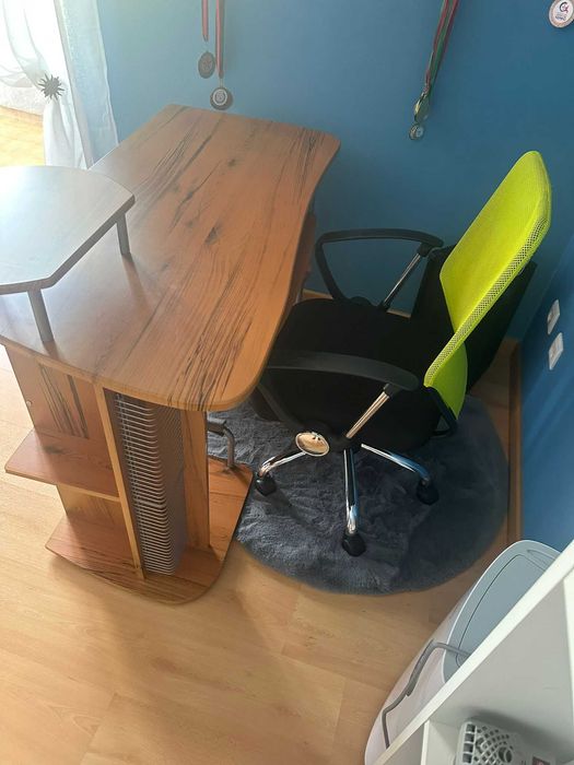 Mesa de escritório e cadeira