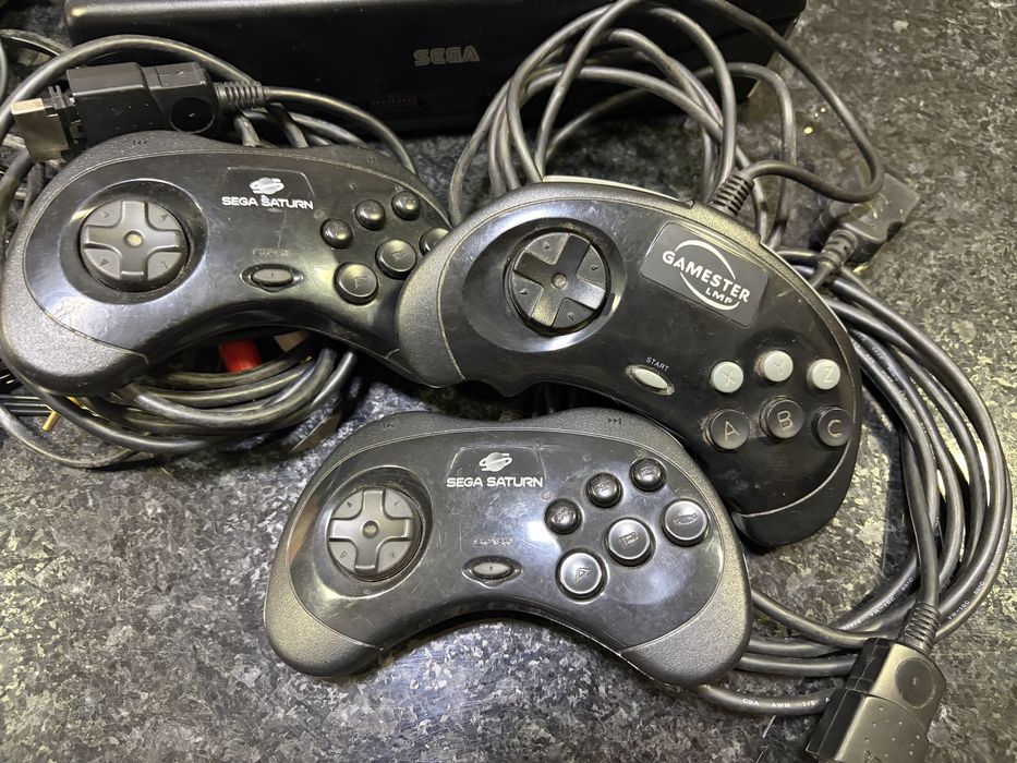 Sega Saturn + 3 comandos + Caixa
