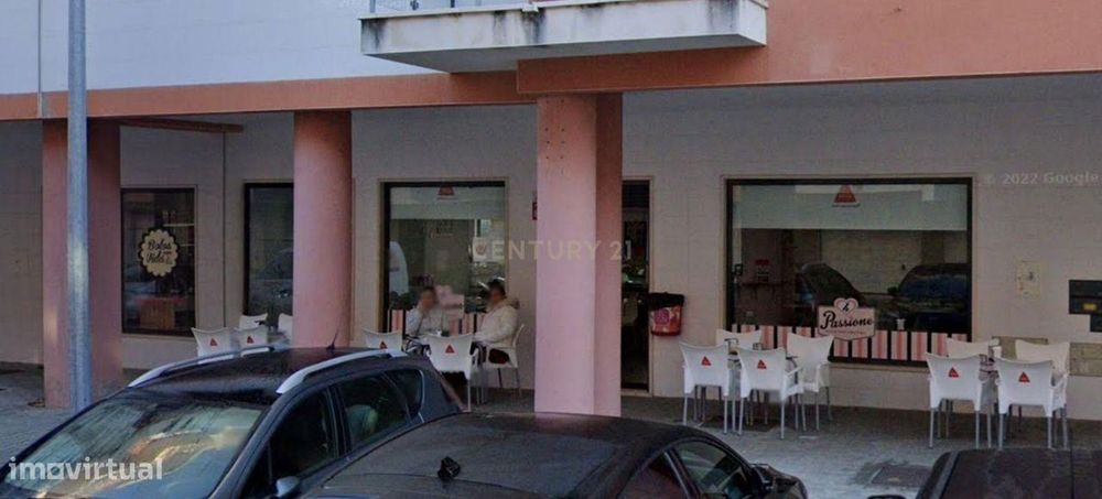 Pastelaria com duas esplanadas