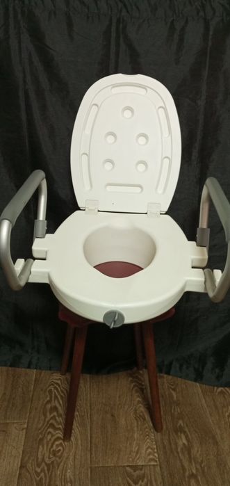 Насадка на унитаз для пожилых и инвалидов