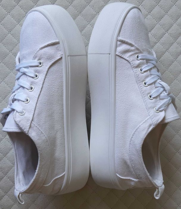 Białe sneakersy Asos