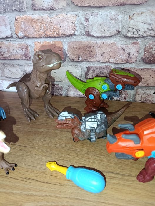 Zestaw dinozaurów 7 szt ryczy weliceraptor ryczy  tyranozaur T-rex