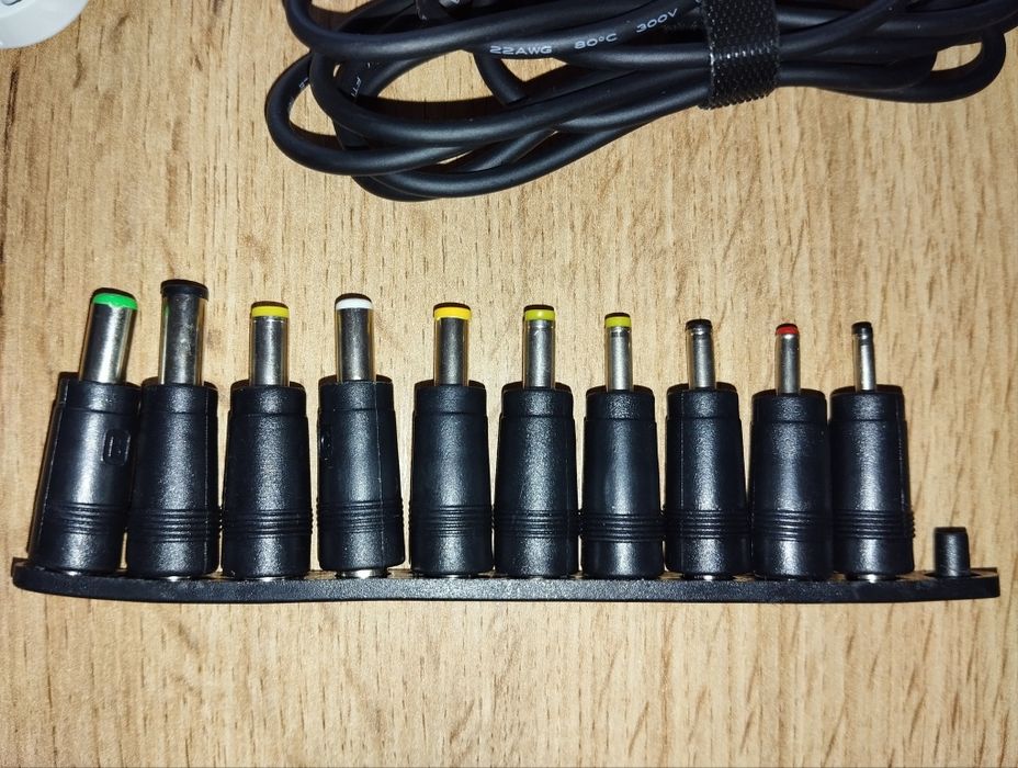 Zasilacz uniwersalny do laptopa