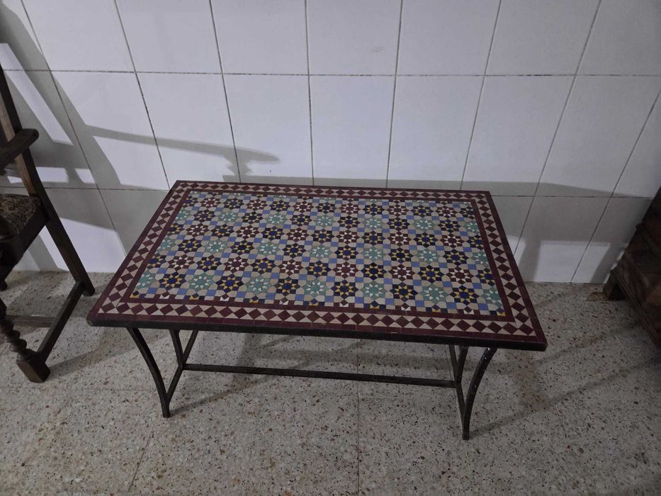 Vários móveis - armários, cadeiras, estantes, cama, mesas