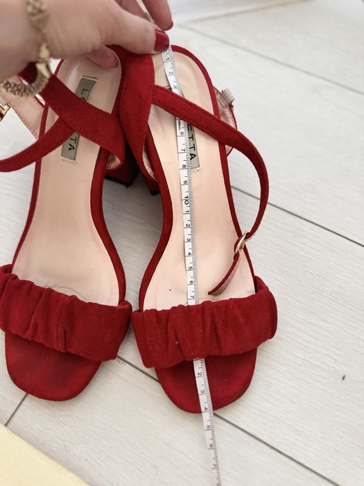 Жіночі босоніжки червоного кольору