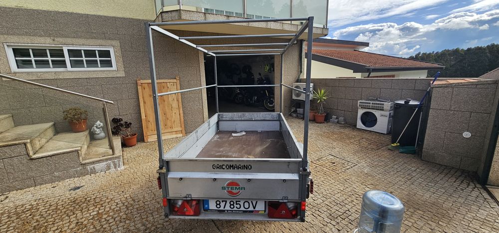 Reboque atrelado como novo Stema