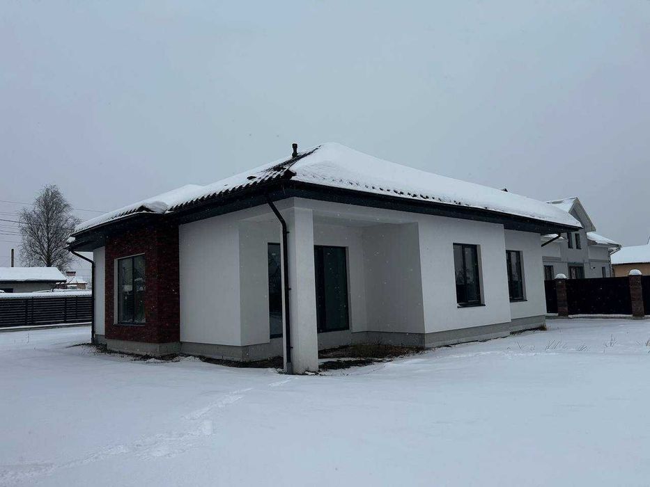 Продається одноповерховий особняк, з гаражем та власним подвірям