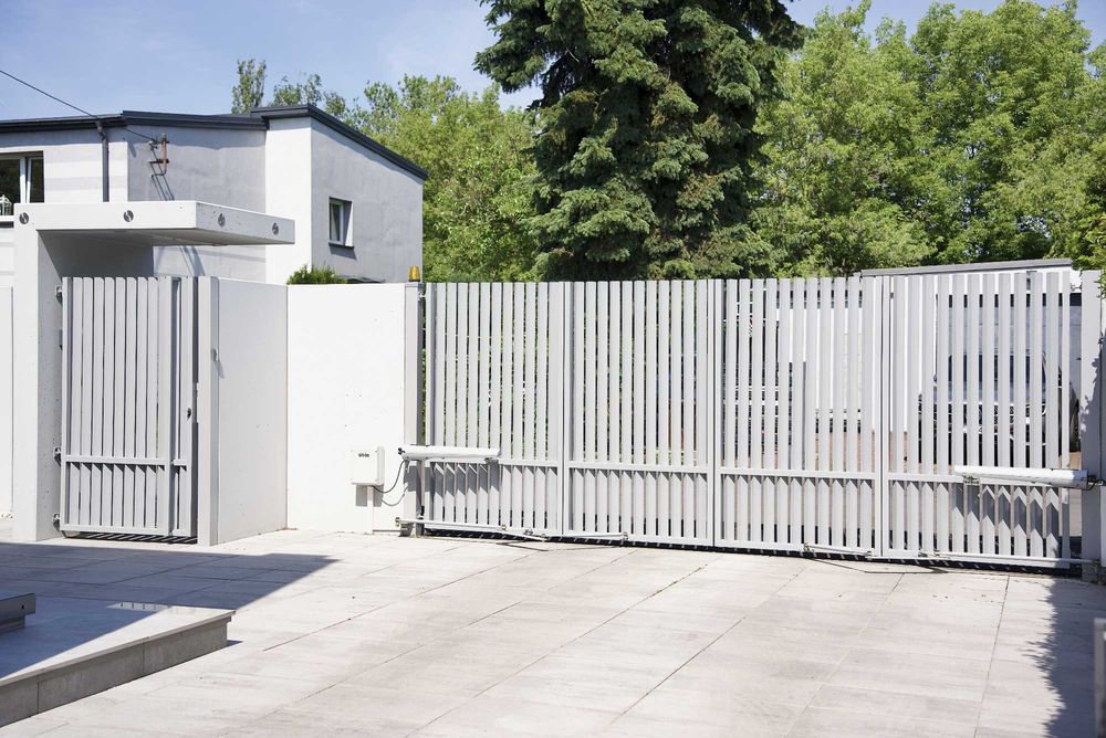 ogrodzenie grzebieniowe aluminiowe pionowe profile mur betonowy L