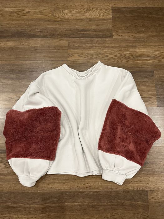 Стильний світшот з пухнастими рукавами