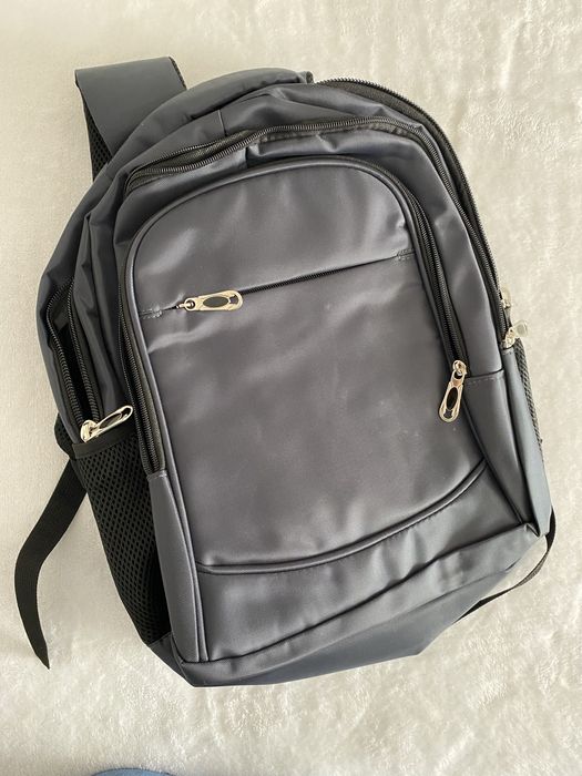 Mochila com 4 bolsas de arrumação, bolsas laterais, almofada e ajustáv