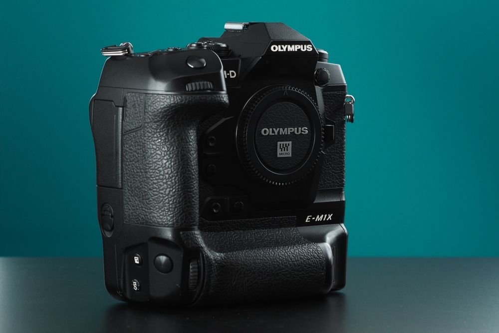 Olympus OM-D E-M1X, super stan, dodatki