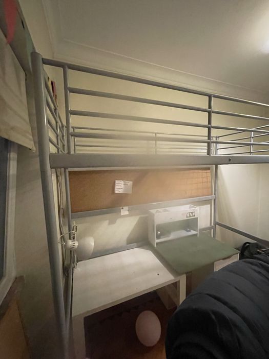 Estrutura de cama alta, beliche, em ferro cinza Ikea