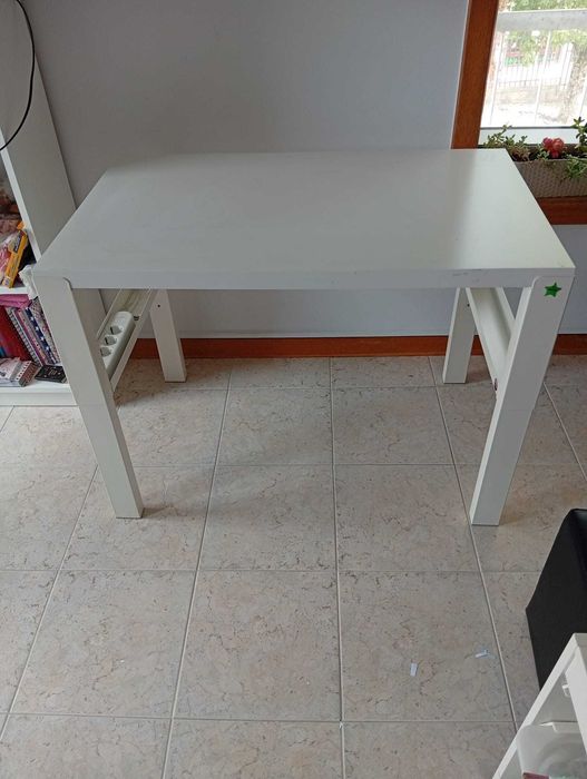 venda de secretária, cadeira, mais estante, ideal para criança no primeiro ciclo   negociável