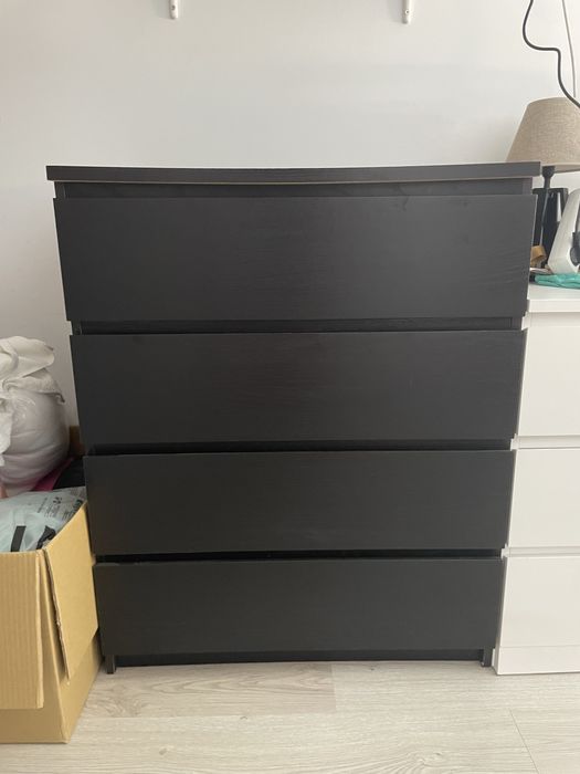 Cómoda preta de 4 gavetas