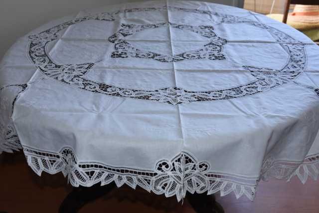 TOALHA de MESA de LINHO NOVA redonda  bordada