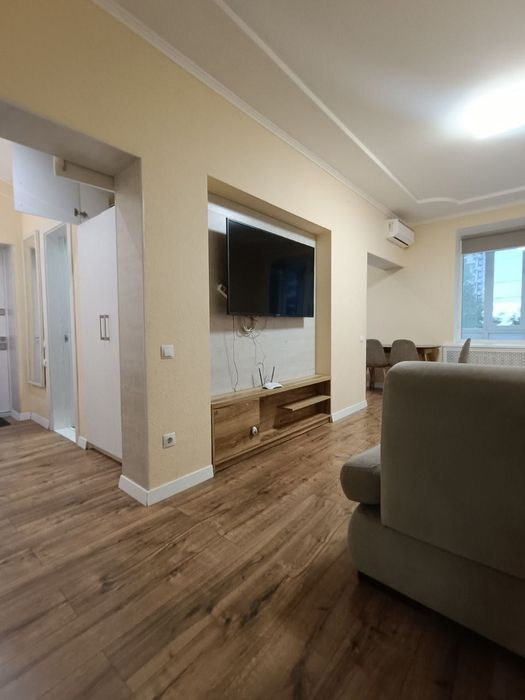 Продаж двокімнатної квартири разом з гаражем в центрі міста