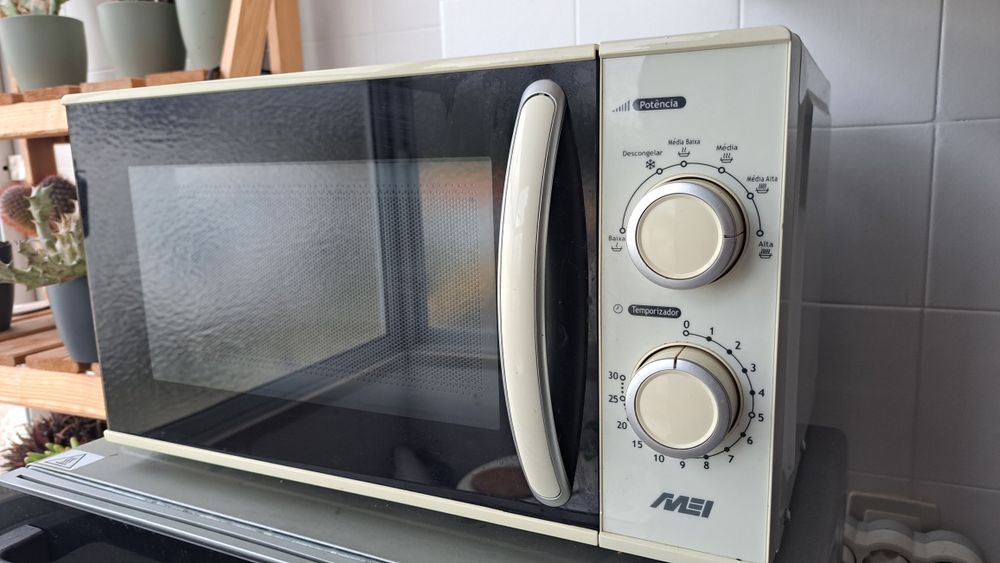 Microondas modelo MEI MW1427