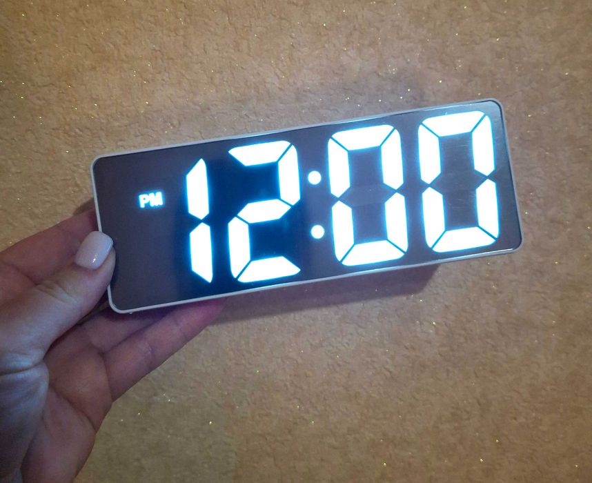 Годинник настільний LED на батарейках та USB