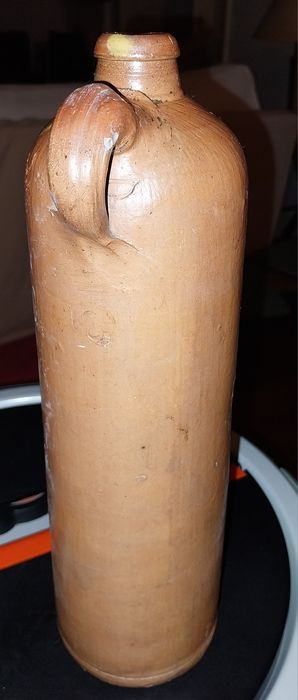 Garrafa antiga de gin em barro