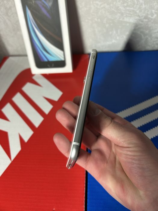 Айфон Се 2020 року