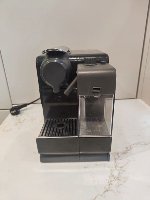 Ekspres na kapsułki DE LONGHI - NESPRESSO Lattissima Touch EN560.B Czarny