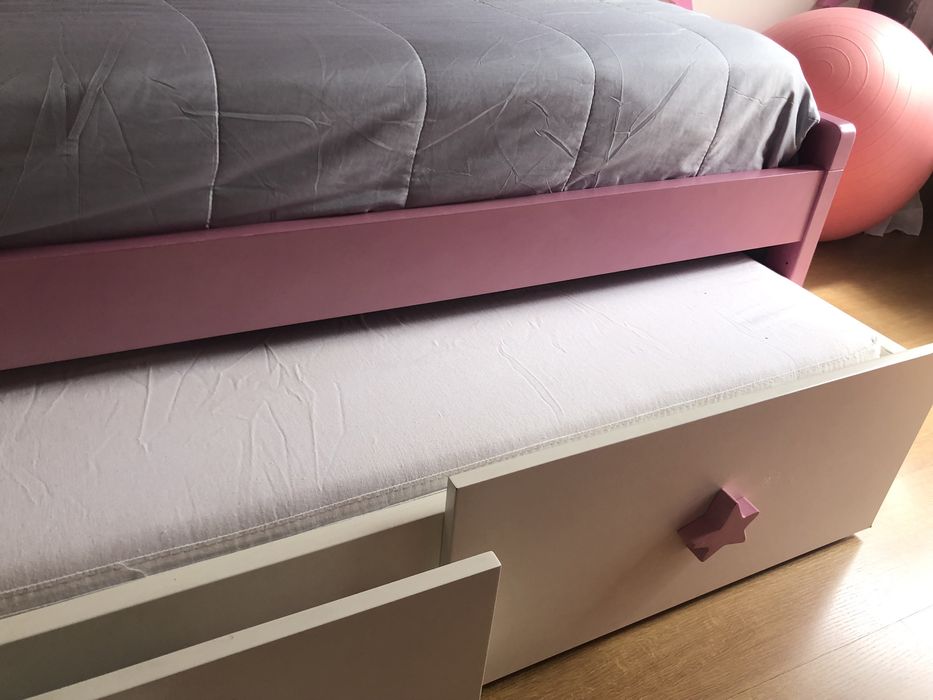 Conjunto de quarto- cama, mesa de cabeceira, secretária, estante