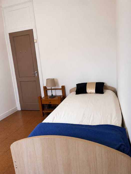 QUARTO INDIVIDUAL Com METRO e autocarro à Porta