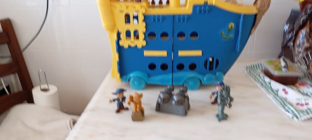 Barco de pirata  com figuras