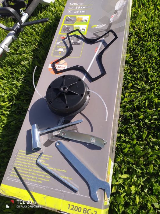 Máquina de fio de aparar os cantos da relva.