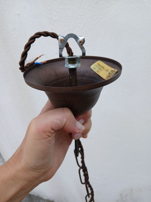 Candeeiro rustico sobre mesa