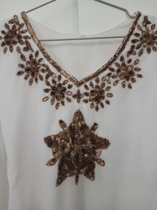 Biała tunika ze złotymi cekinami