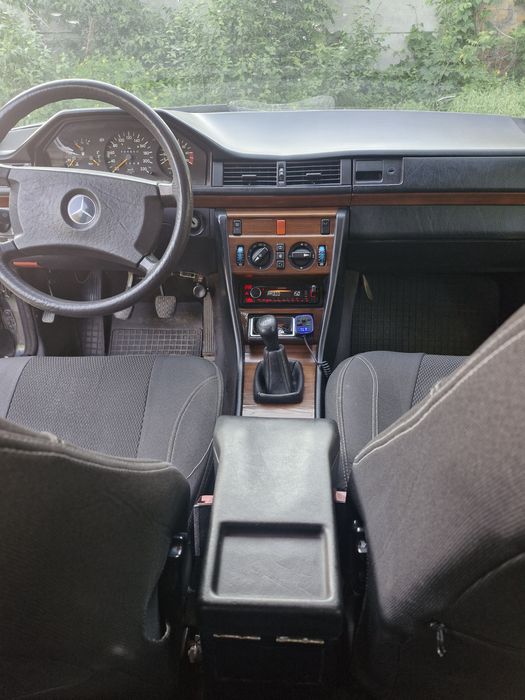 Mercedes w124 в кузові седан 1992 року випуску