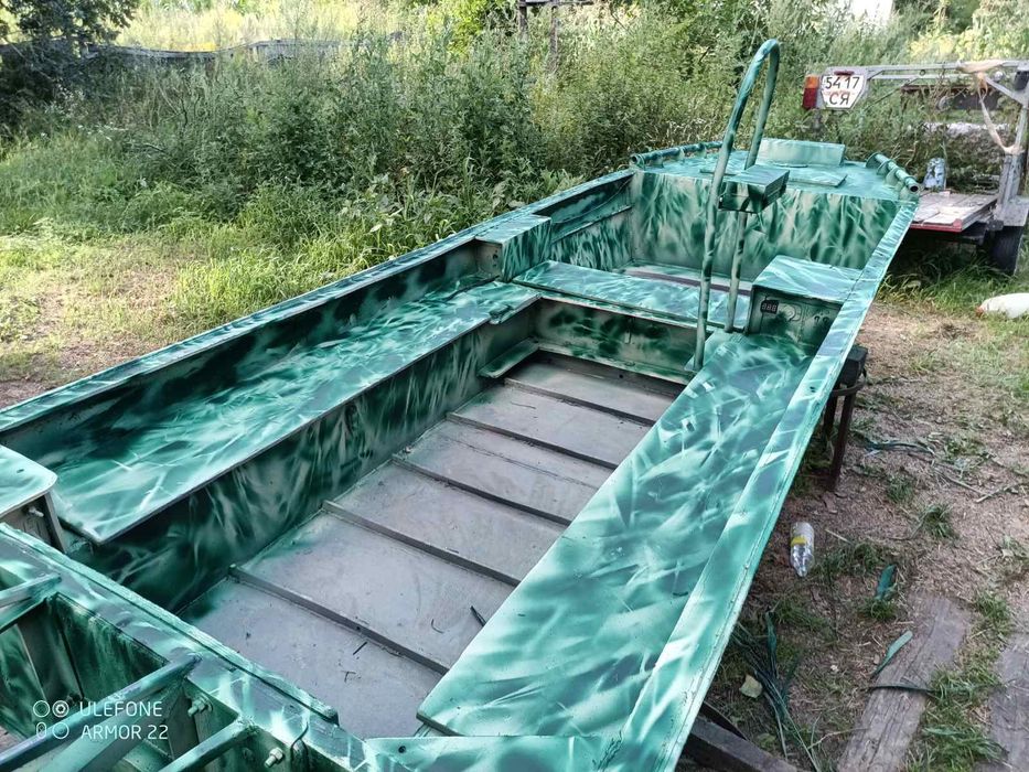 Човен болотохід ПНД ПЄ 100 8мм з мотором