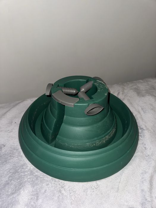Plastikowy stojak pod choinkę