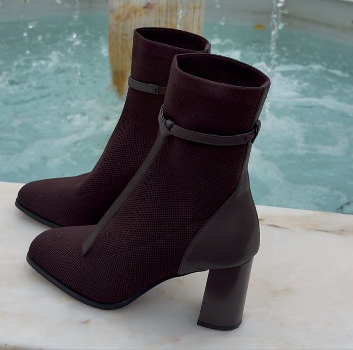 Bota de cano curto com salto e bico quadrado AmberGlow Cosy Island