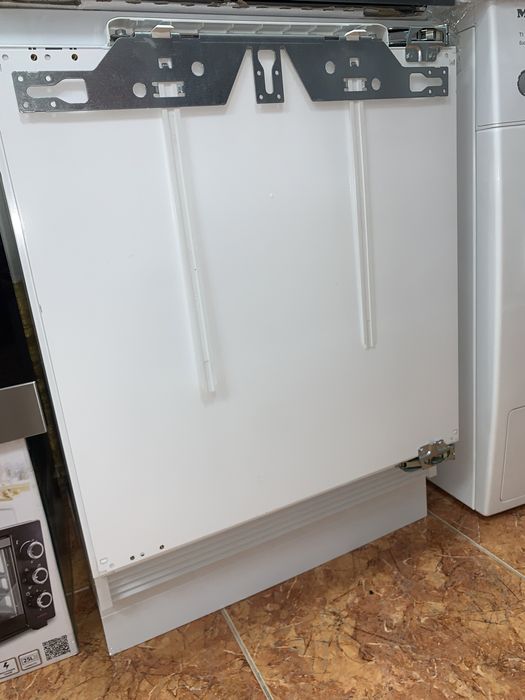 Морозильна камера маленька під стільницю F 31202 Ui-1