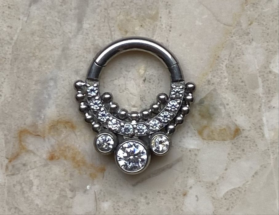 Unisex kolczyk 6 mm piercing 16 G kółko segment Tytan