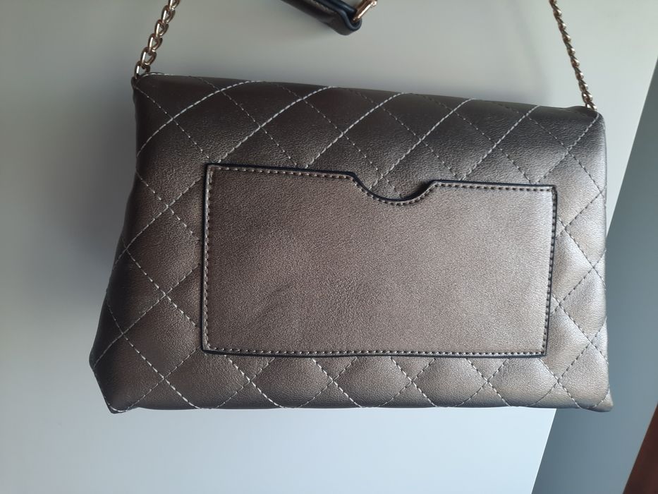 Clutch dourada com alça removível