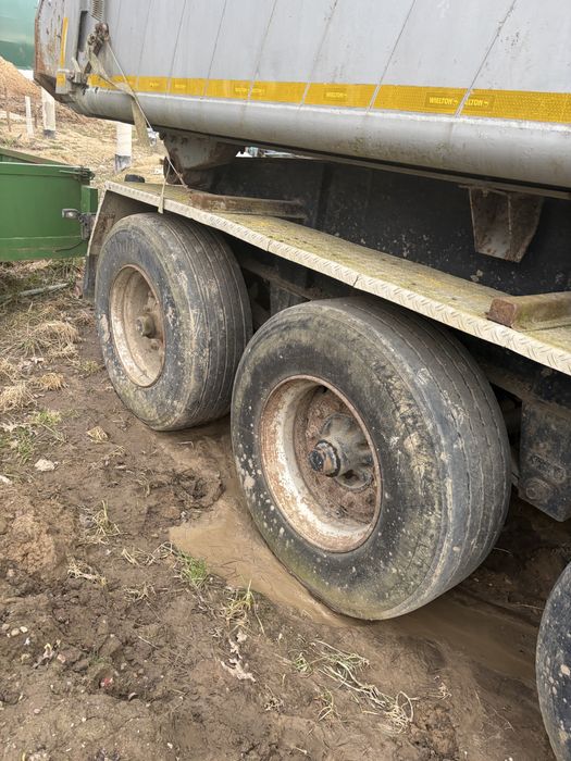 Osie od naczepy z kołami