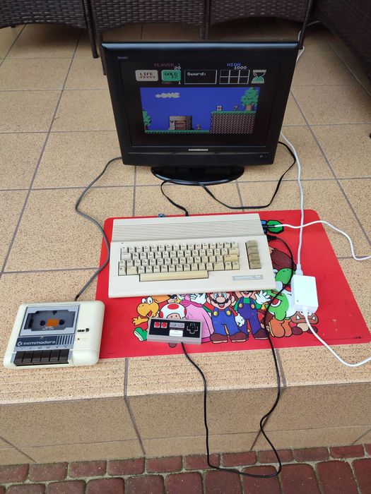 Commodore C64 cały zestaw z grami, pad, tapecart, sprawny, stan bdb.