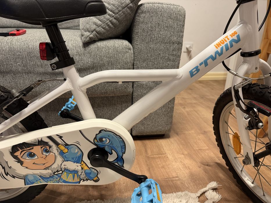 bicicleta infantil B'Twin Inuit 100 de 16 polegadas. Tamanho da roda: 16 polegadas, adequada para crianças de 4 a 6 anos.