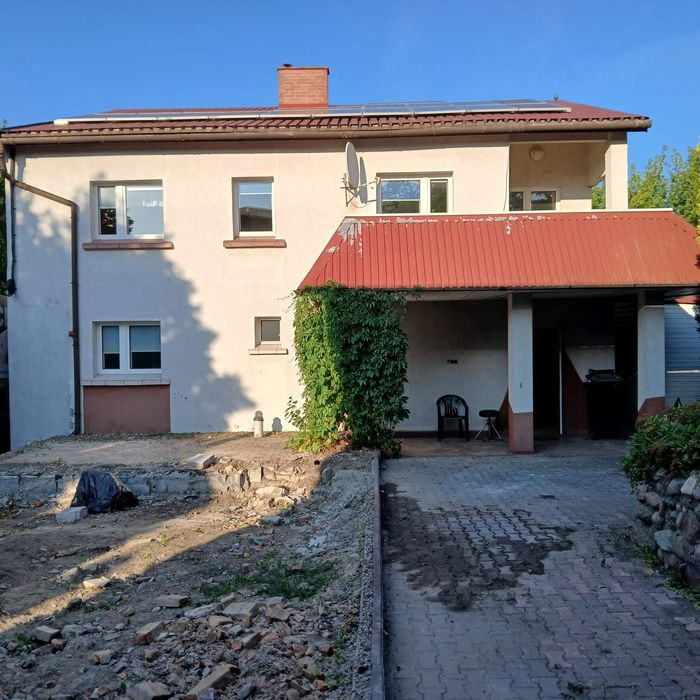 Przestronny dom z fotowoltaika, dużym budynkiem 160m2 pod inwestycje