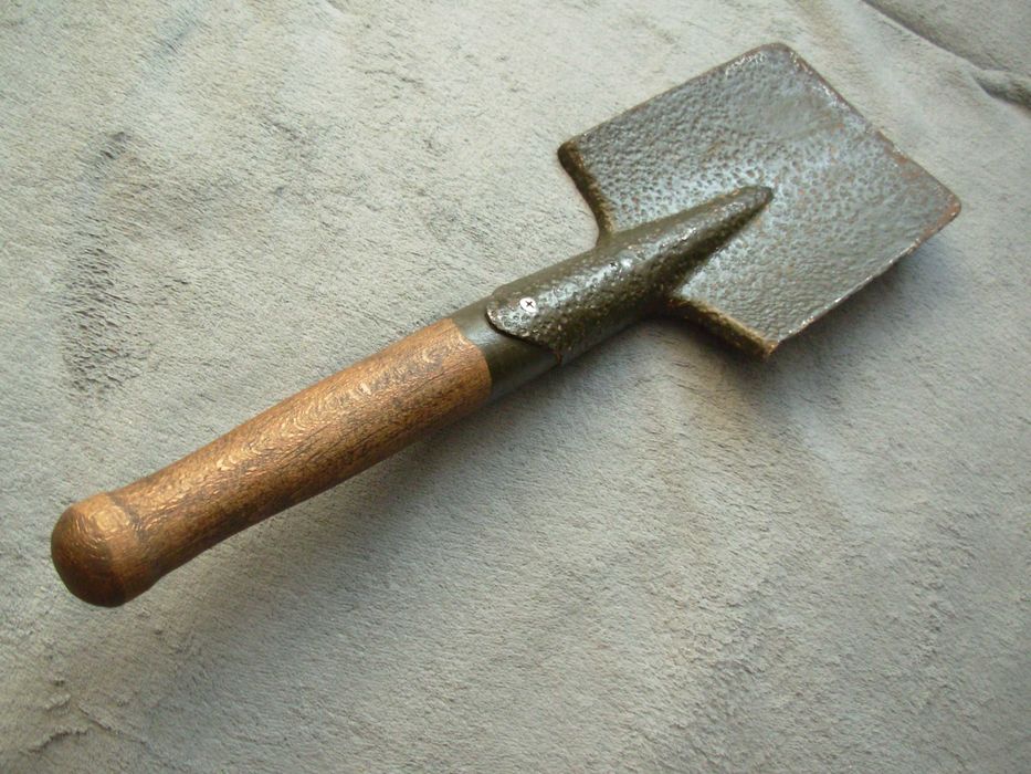 Stara sowiecka saperka II W.Ś.