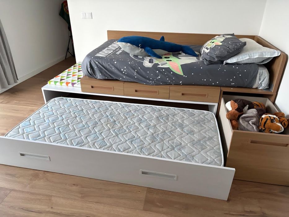 Quarto criança composto por duas camas e secretaria