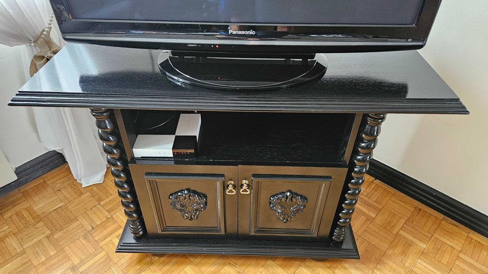 Zestaw mebli drewnianych