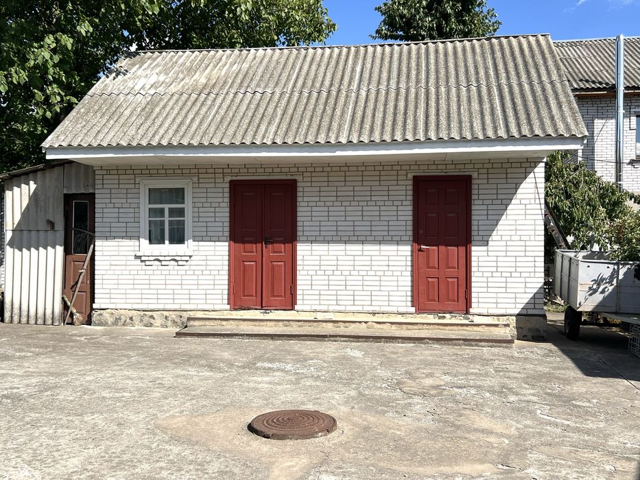 Продається будинок з земельною ділянкою 23  сотки.