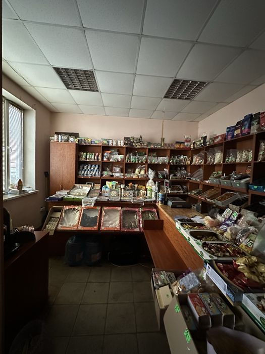 ** Ріпкинська! 50 кв.м., можна частину! Місце для реклами!