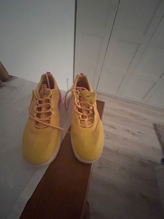 Ténis Nike cor amarelo