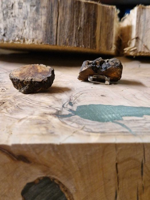 Par de Alfinetes de peito em madeira de oliveira